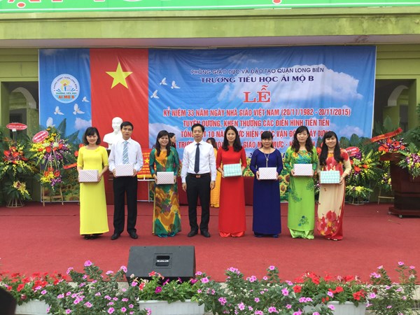 Đồng chí Nguyên Thế Tuấn - Chủ tịch UBND phường Ngọc Lâm trao quà Chiến sĩ thi đua cấp cơ sở và SKKN cấp thành phố